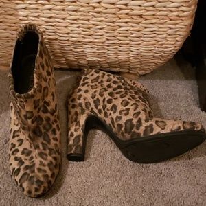 Sam & Libby SZ 10 Leopard Faux Suede Ankle Boots